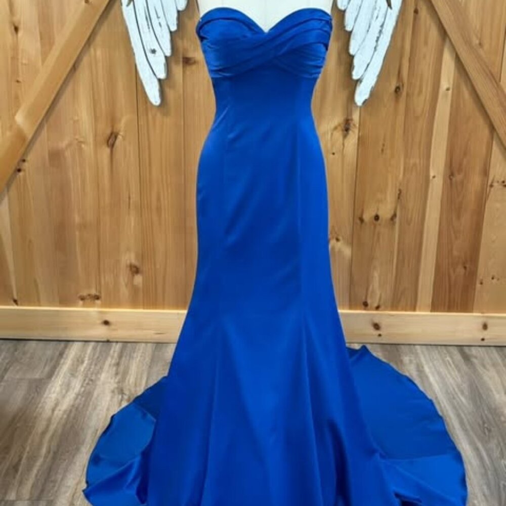 Long strapless dark blue dress with long train
